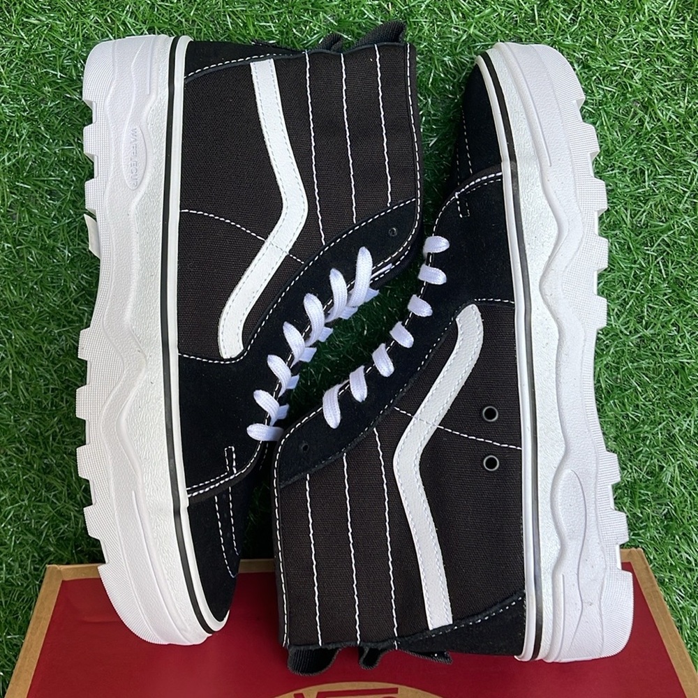 Vans WMNS Sentry Sk8-Hi
Black/White
VN0A5KY5BA2
Sneakers - Picture 13 of 16